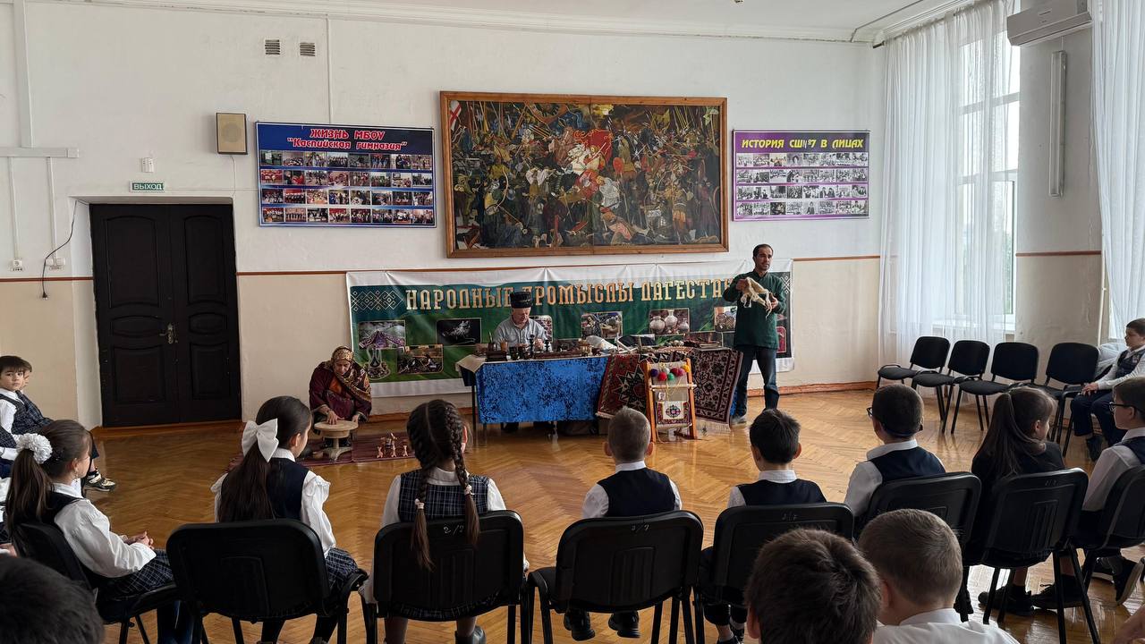 Школы Махачкалы и Каспийска погрузились в атмосферу народных промыслов Дагестана